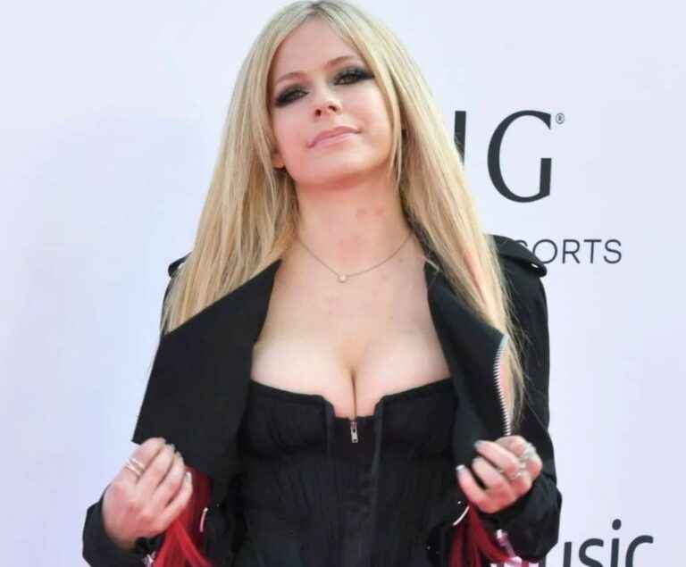 Oliva Casta fière de son décolleté à Los Angeles