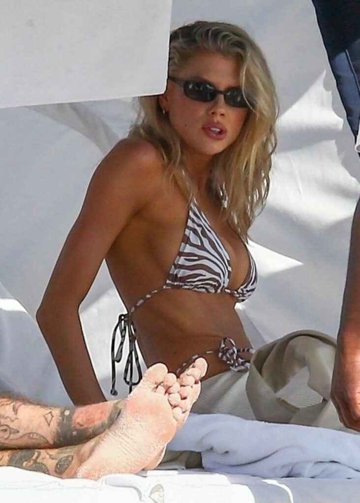 Charlotte McKinney en bikini à Miami