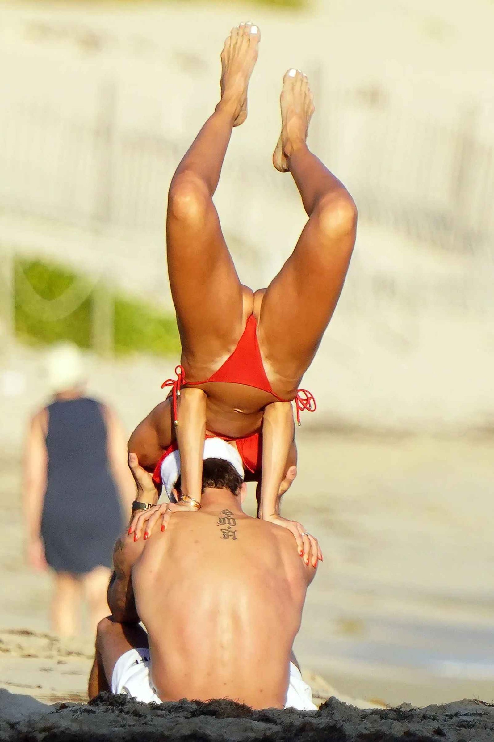 Izabel Goulart super sexy dans son mini bikini rouge
