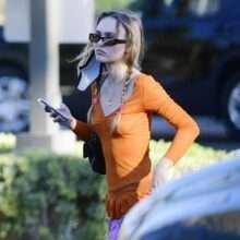 Lily-Rose Depp se balade sans soutien-gorge à Los Angeles