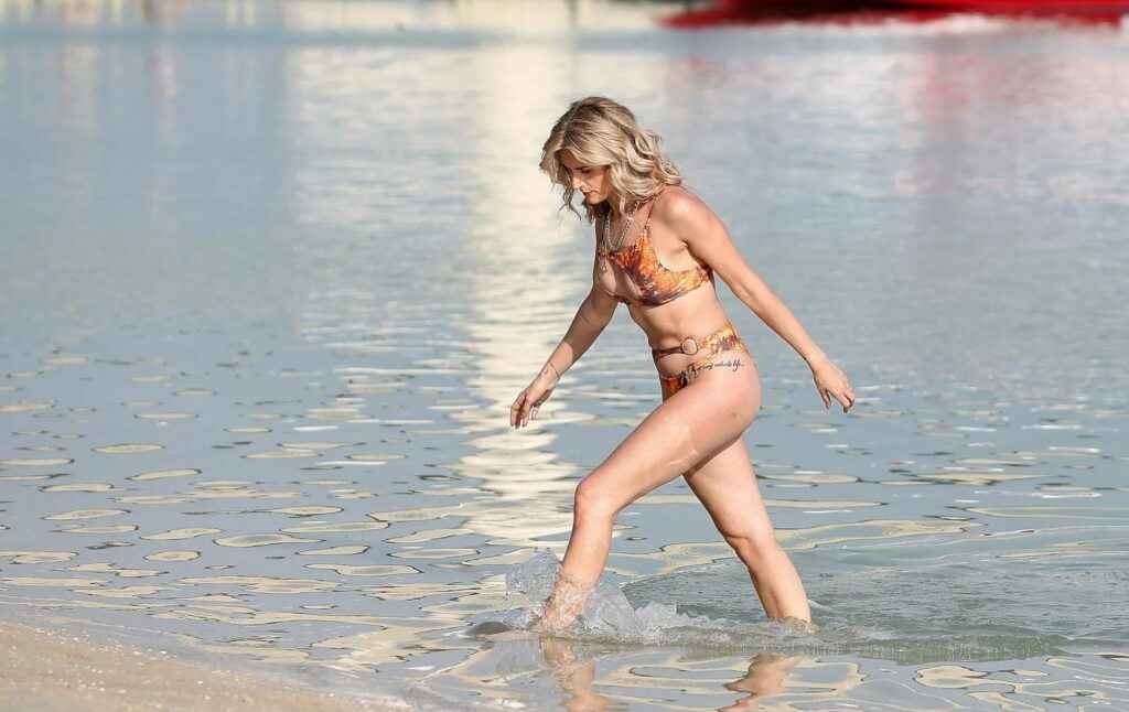 Sarah Jayne Dunn en bikini à Dubaï