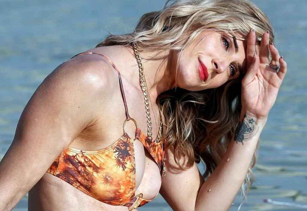 Sarah Jayne Dunn en bikini à Dubaï