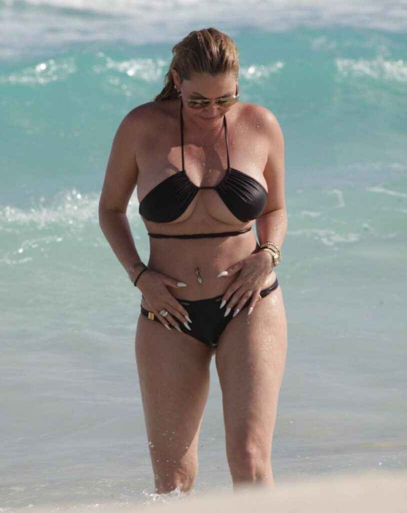 Shanna Moakler en bikini exhibe ses seins et ses fesses