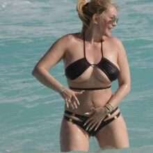 Shanna Moakler en bikini exhibe ses seins et ses fesses