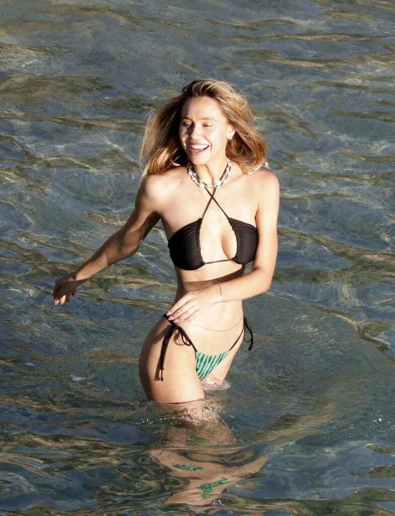 Alexis Ren en bikini à Saint-Barthélémy