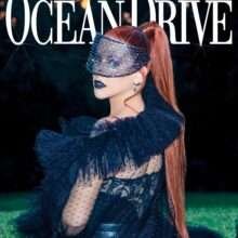 Christina Aguilera exhibe son décolleté dans Ocean Drive