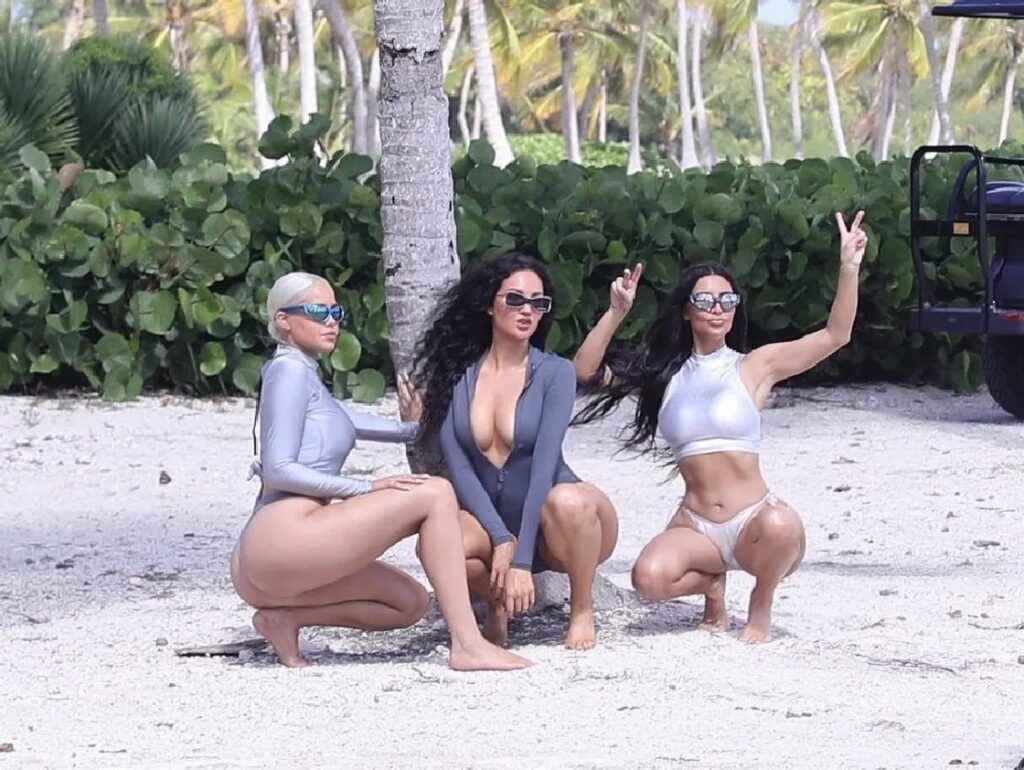 Kim Kardashian en bikini dans les Caraïbes