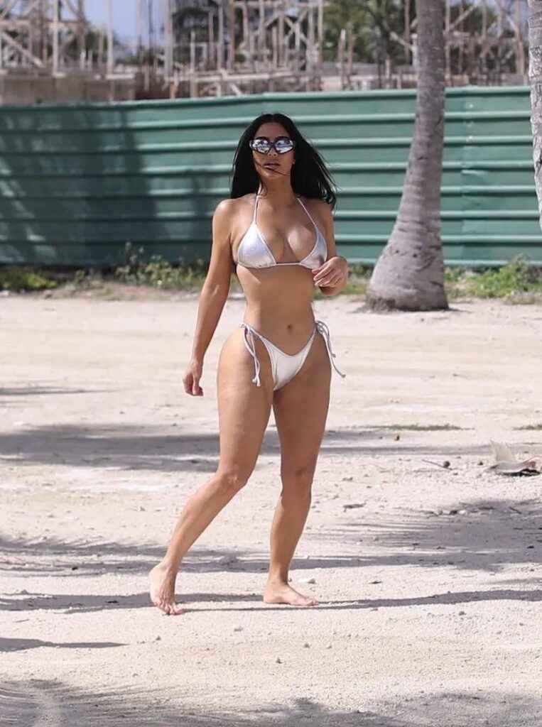 Kim Kardashian en bikini dans les Caraïbes