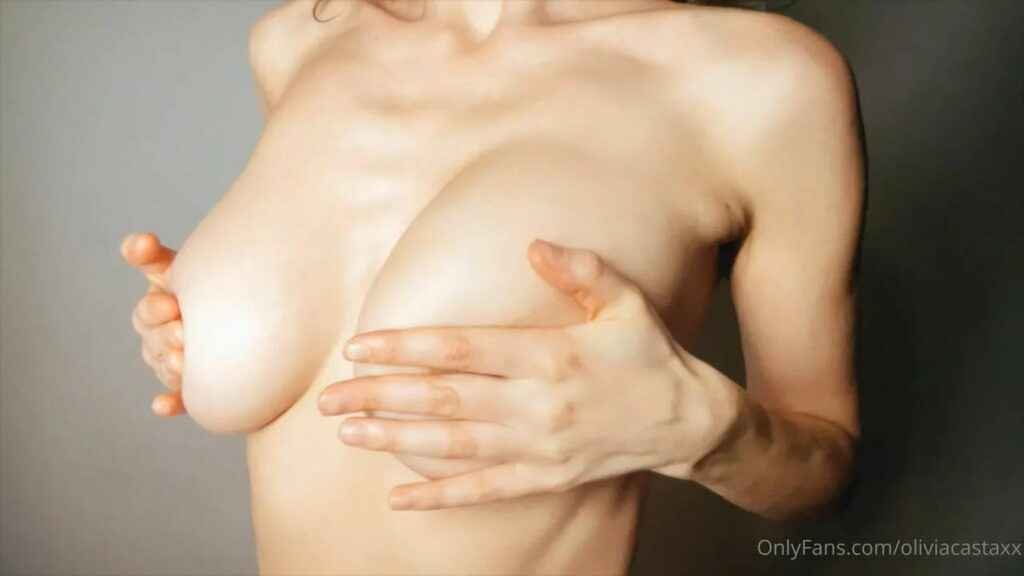 Olivia Casta nous montre ses gros seins