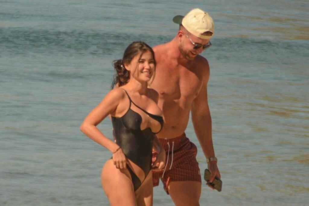 Sveta Bilyalova en bikini au Costa Rica
