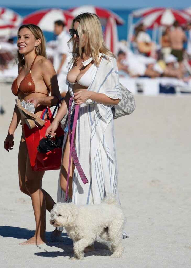 Victoria Larson en bikini à Miami Beach