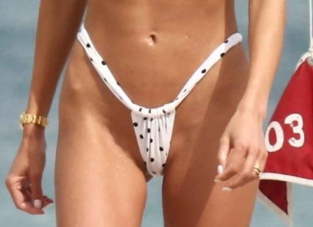 Alina Baikova dans un mini bikini à South Beach