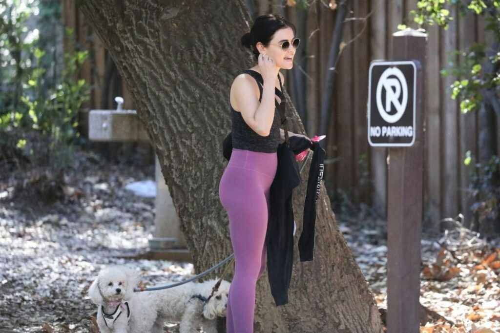 Lucy Hale en leggings à Los Angeles