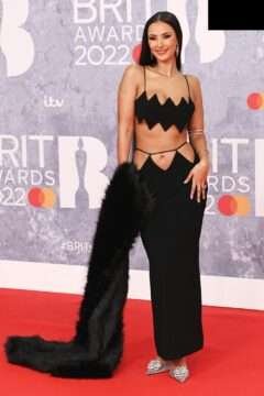 Maya Jama sexy aux Brit Awards