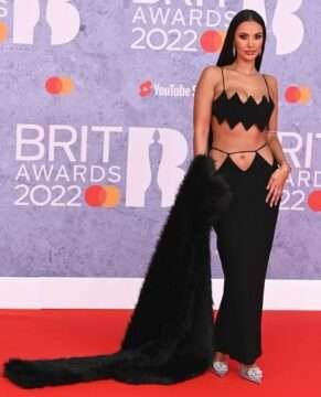 Maya Jama sexy aux Brit Awards