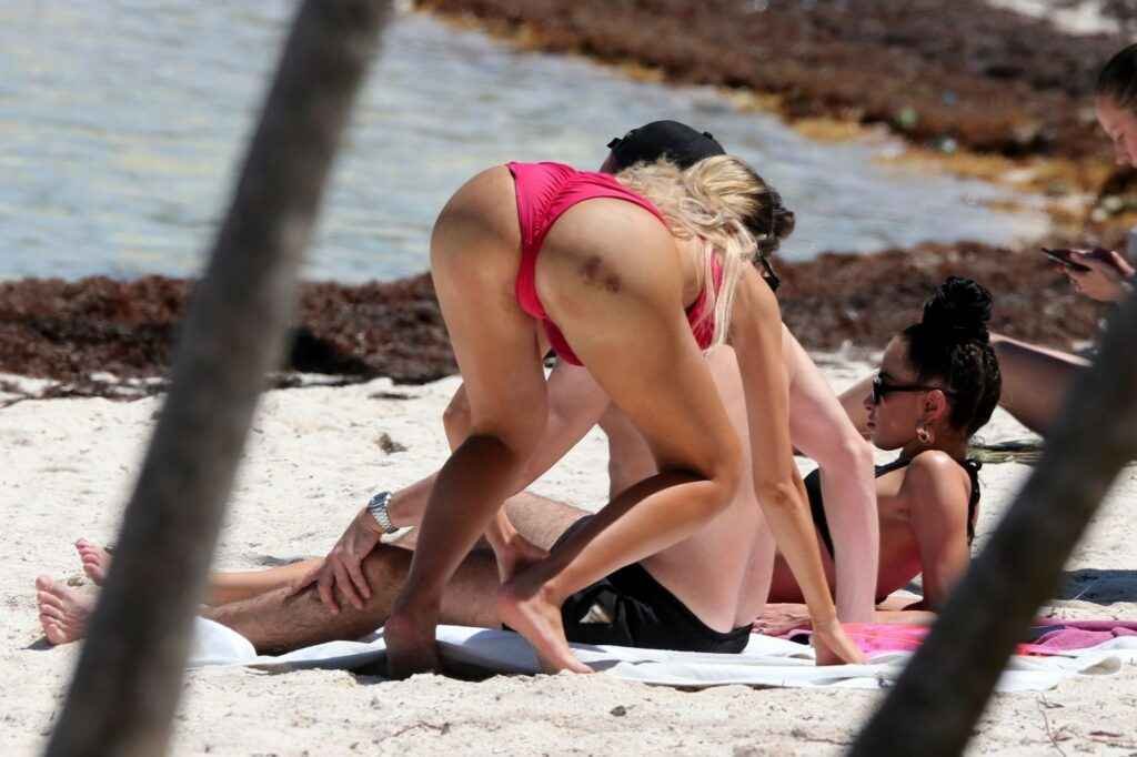 Farrah Abrahama en bikini sur la plage