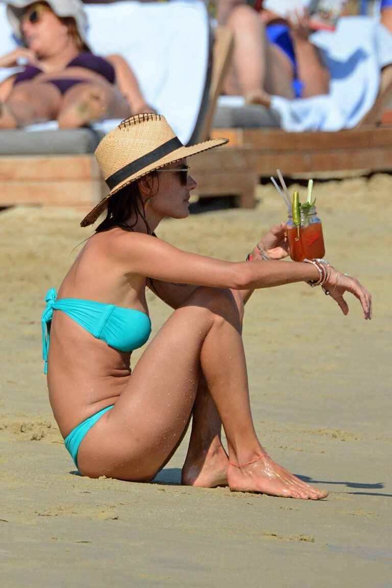 Alessandra Ambrosio se fait prendre en photo sur la plage