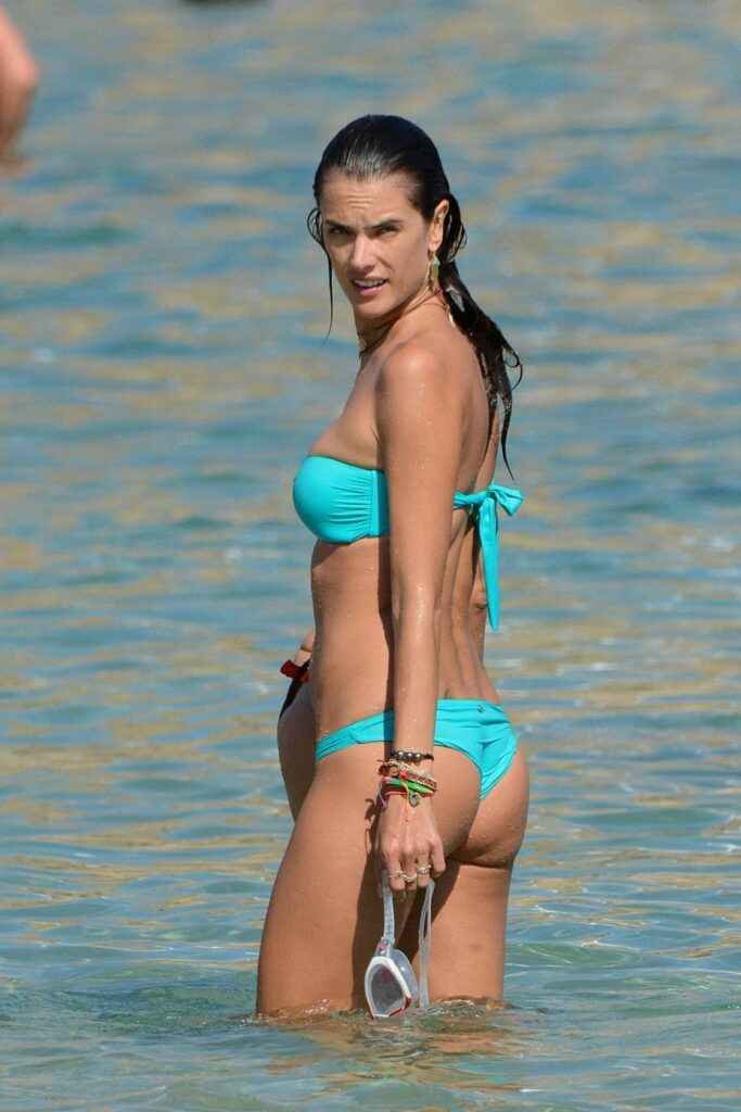 Alessandra Ambrosio se fait prendre en photo sur la plage