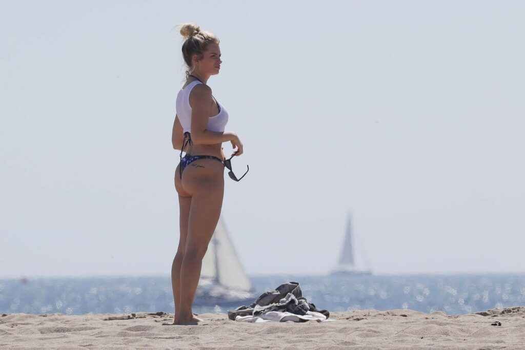 Lottie Moss en bikini sur la plage