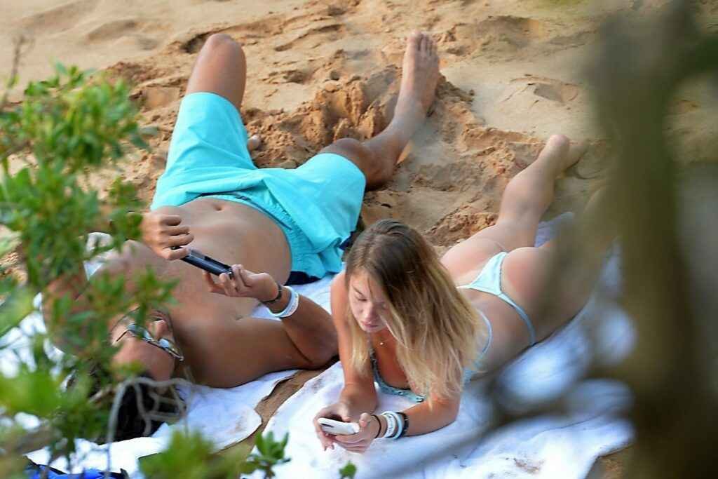 Sydney Sweeney et son petit ami sur une plage