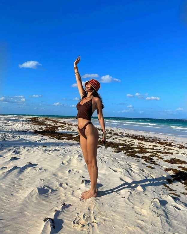 Bella Hadid très sexy en bikini