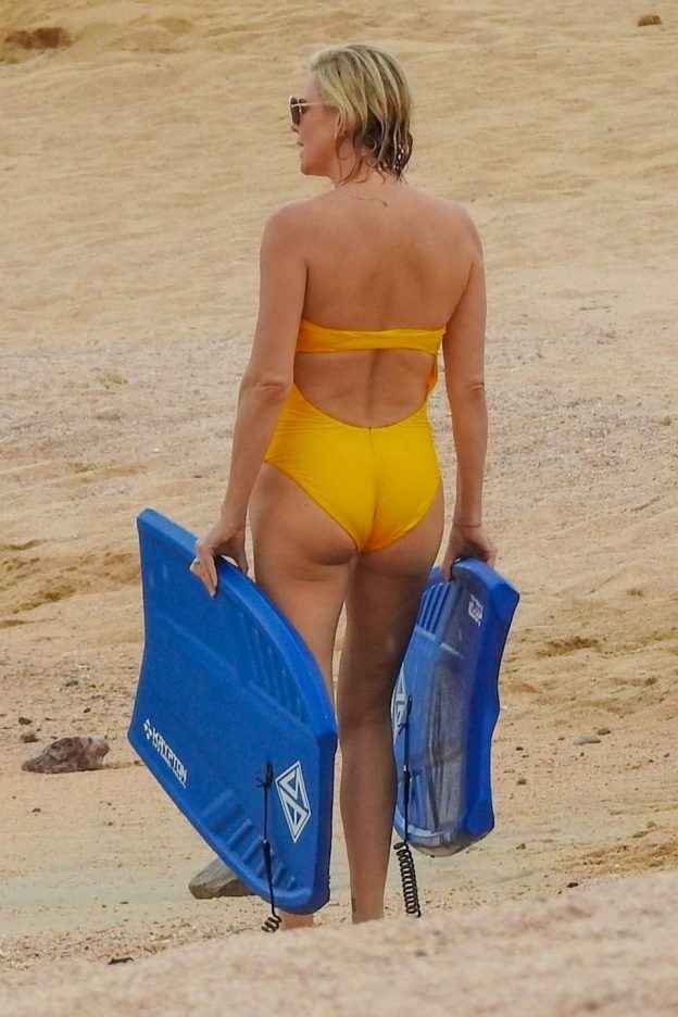 Charlize Theron avec un bikini Jaune