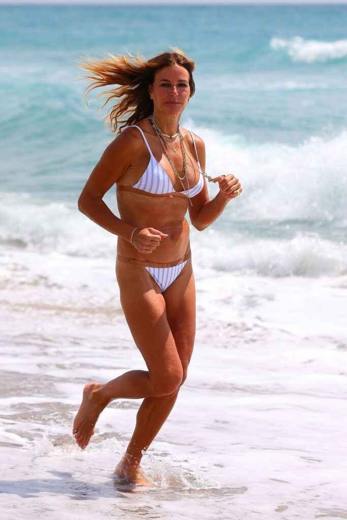 Kelly Bensimon en bikini blanc