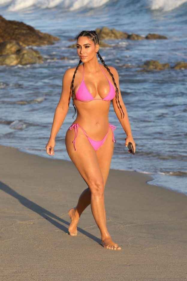 Kim Kardashian en bikini rose