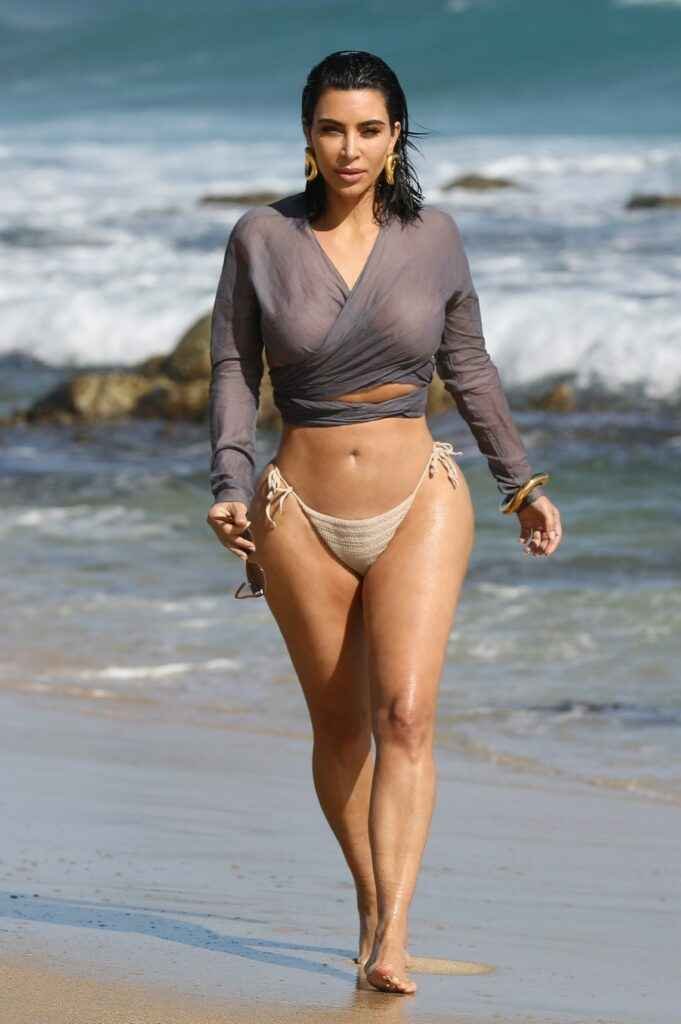 Kim Kardashian à la plage