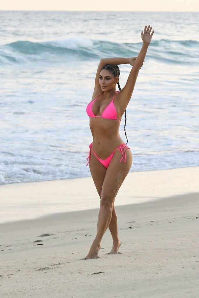 Kim Kardashian en bikini rose