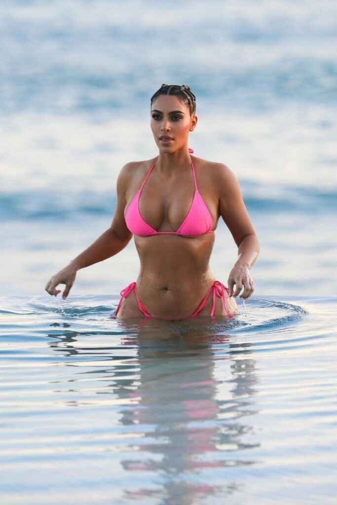 Kim Kardashian en bikini rose