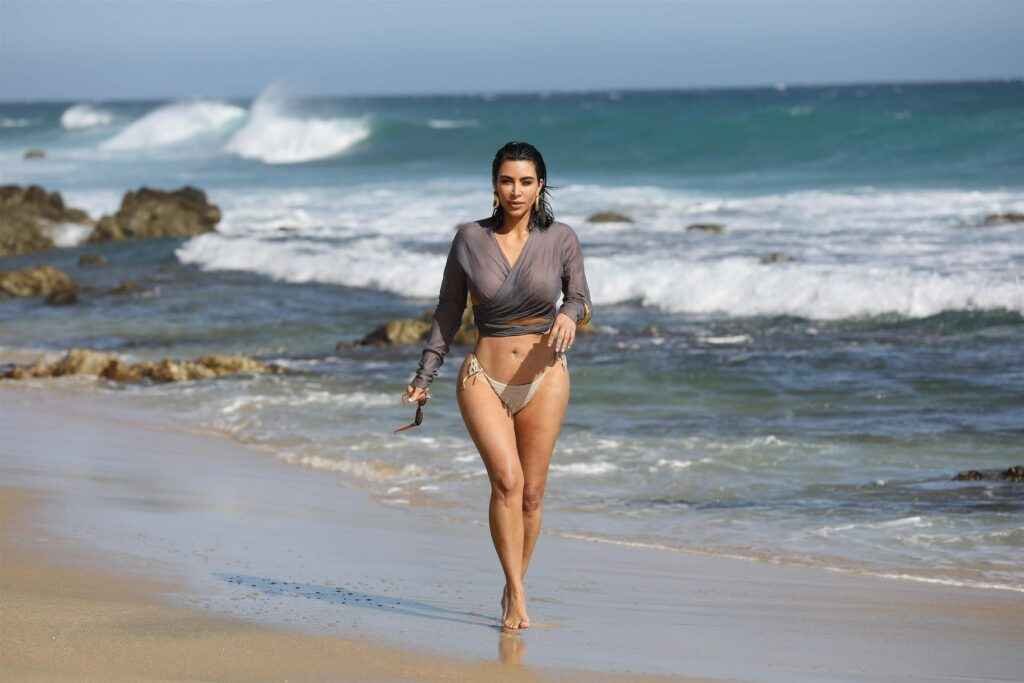 Kim Kardashian à la plage