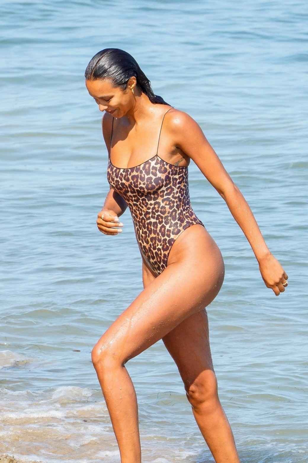 Lais Ribeiro en bikini sexy leopard