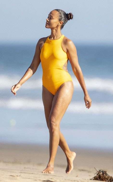 Zoe Saldana en maillot de bain jaune