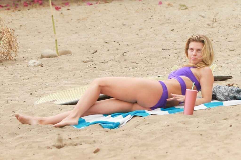 AnnaLynne McCord se détend sur la plage