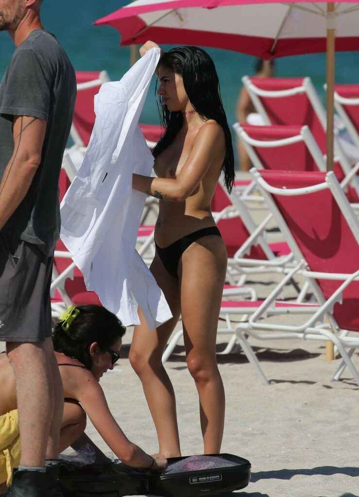 Giulia De Lellis seins nus sur la plage