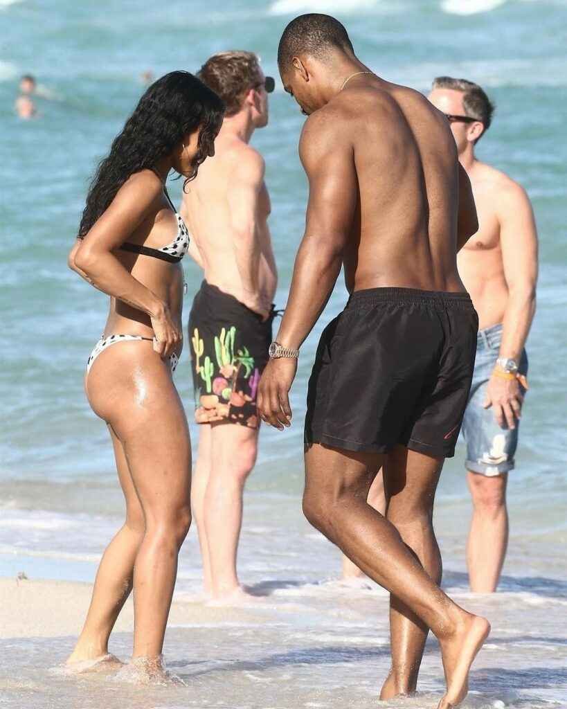 Karrueche Tran et son cul sexy en bikini sur la plage