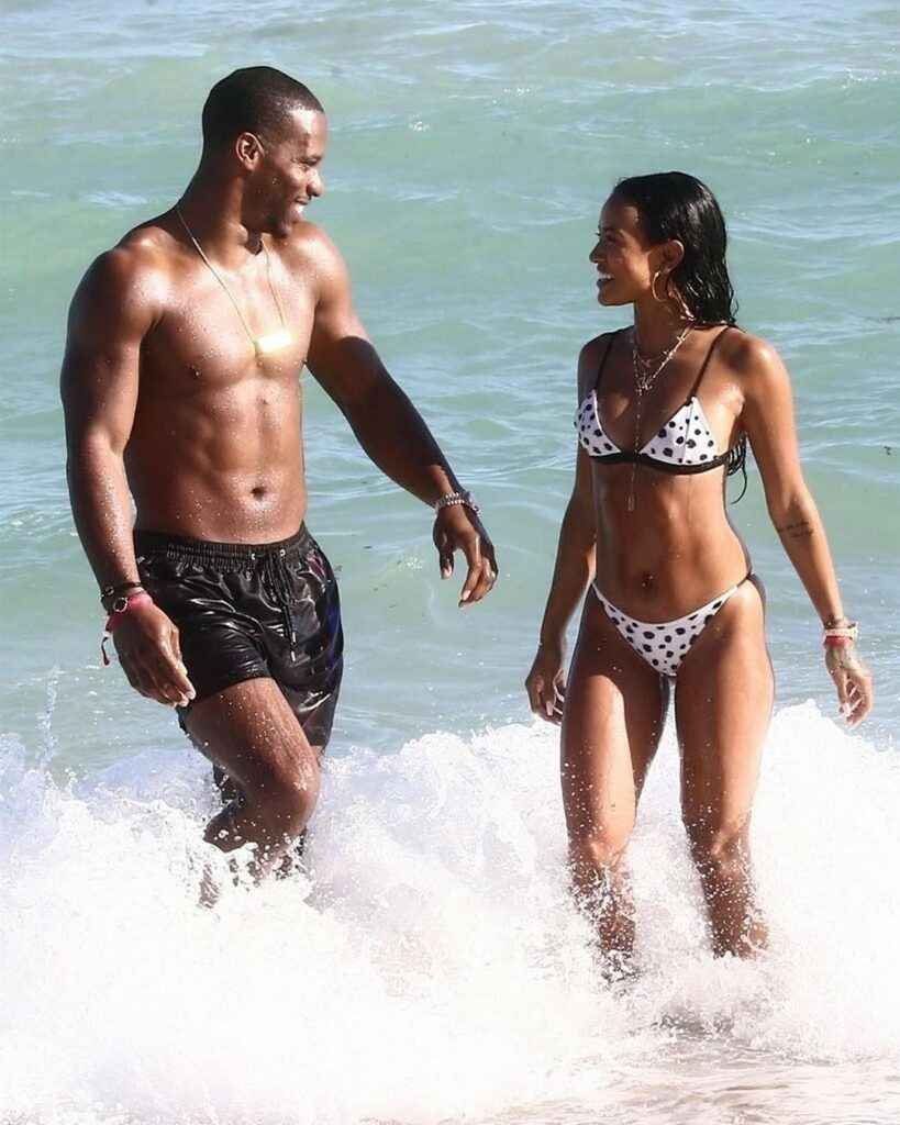 Karrueche Tran et son cul sexy en bikini sur la plage