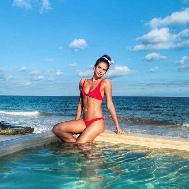 Sara Sampaio se détend sur la plage