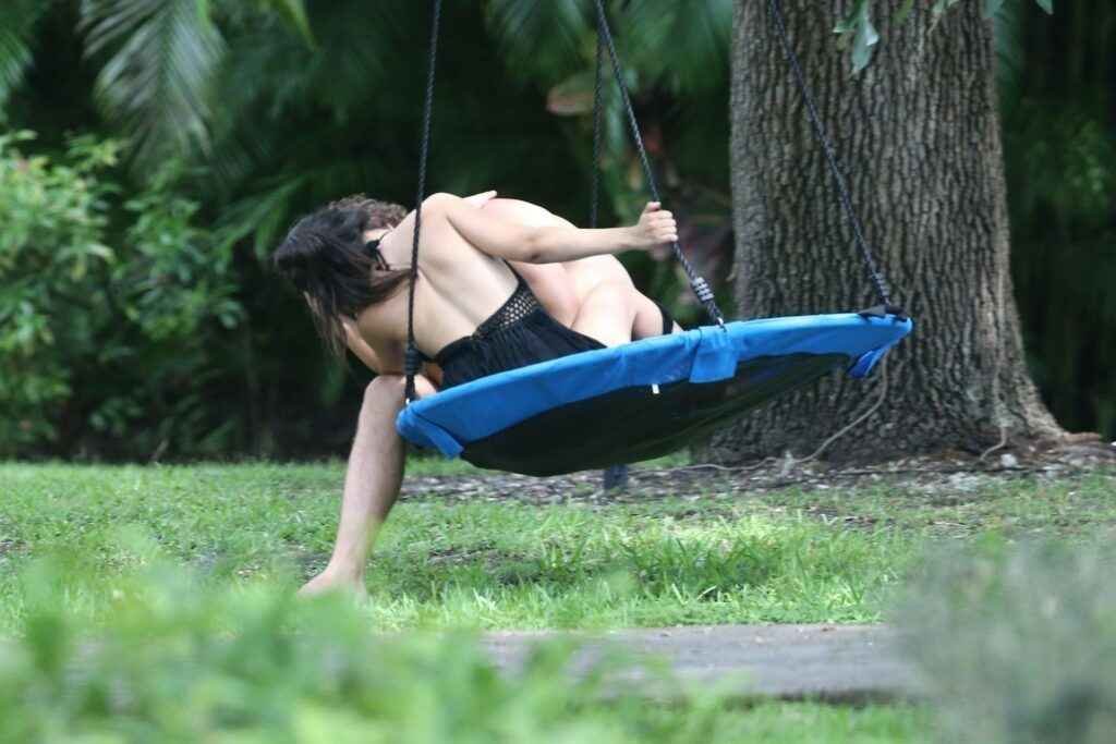 Camila Cabello sur une balançoire