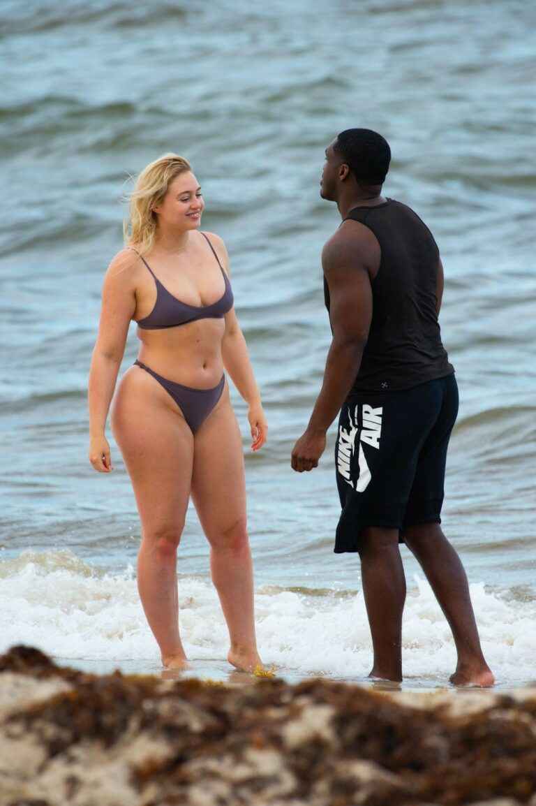Iskra Lawrence se détend sur la plage
