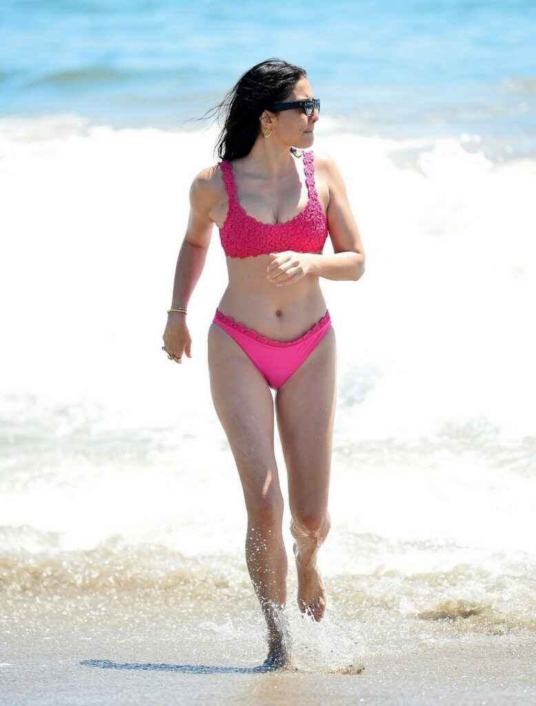 Jessica Gomes en bikini rose