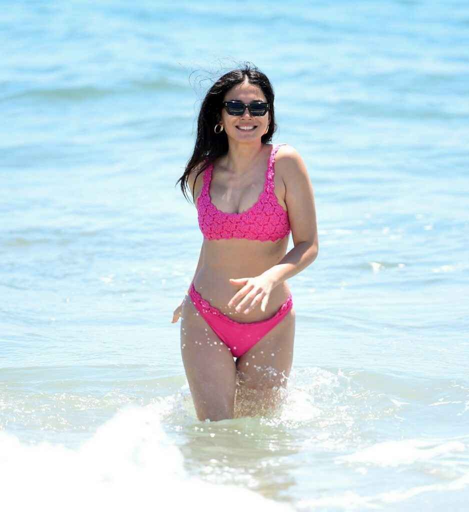 Jessica Gomes en bikini rose