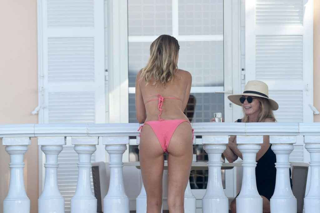 Kimberley Garner dans un bikini rose