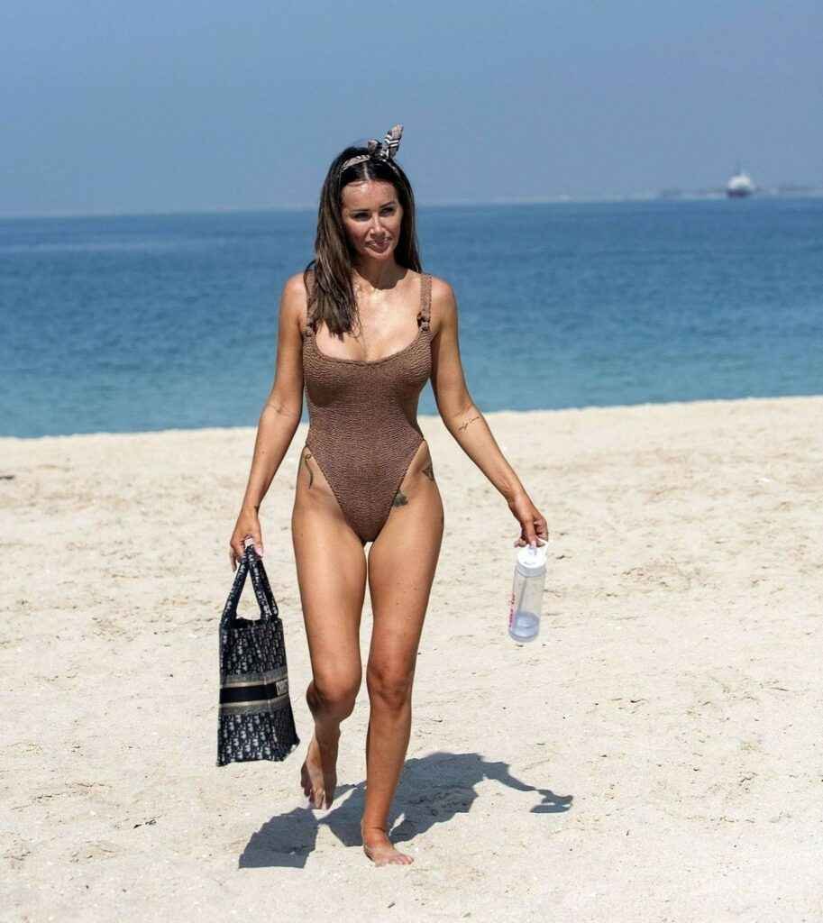 Sexy Laura Anderson en bikini