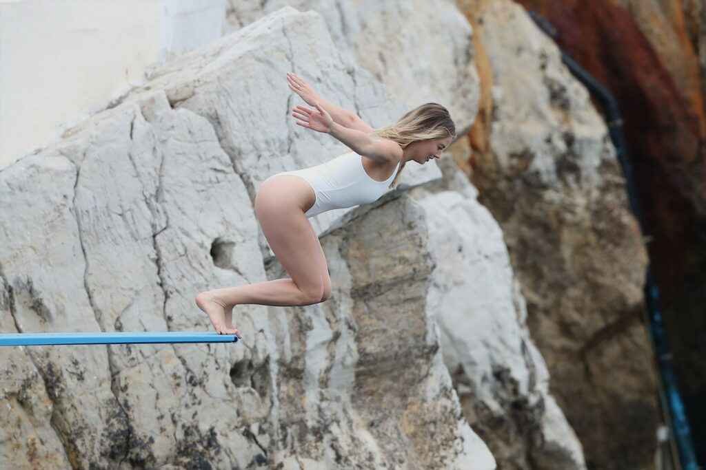 Margot Robbie en bikini blanc
