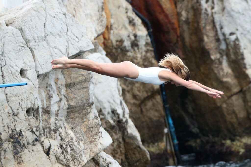 Margot Robbie en bikini blanc