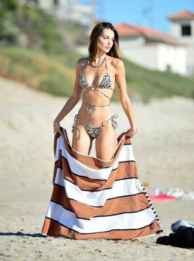 Marianne Fonseca en bikini sur la plage
