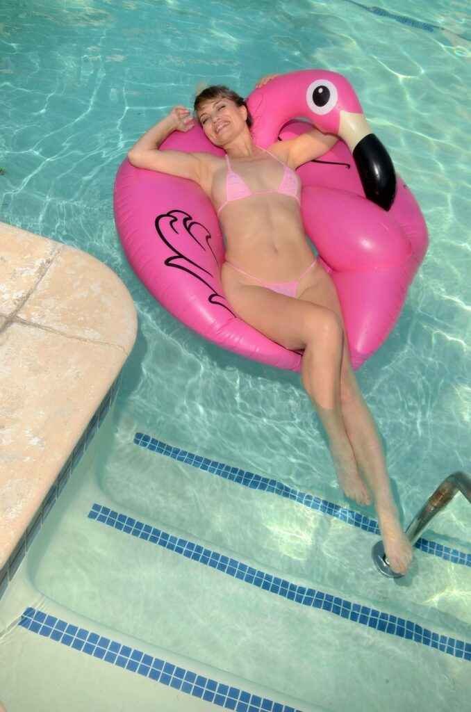 Rena Riffel dévoile son bikini moulant et sexy