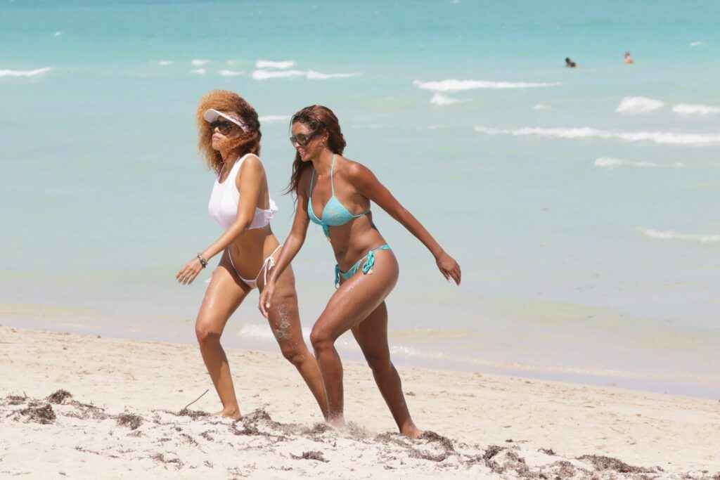 Aisha Thalia montre son beau cul à la plage